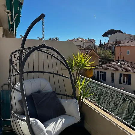 T2 Proche Centre Et Palais Avec Terrasse ! *