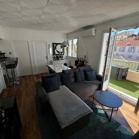 T2 Proche Centre Et Palais Avec Terrasse ! Apartment *